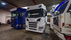 20251019-Tom-Holding-00343